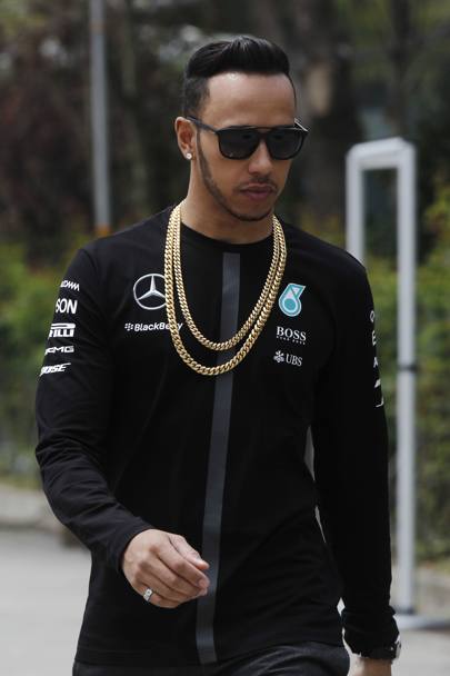 Lewis Hamilton, nuovo look con abbondante gioielleria (Olycom)